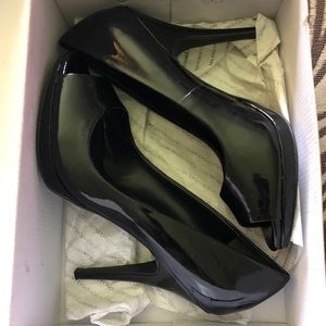 Black peep toe pump